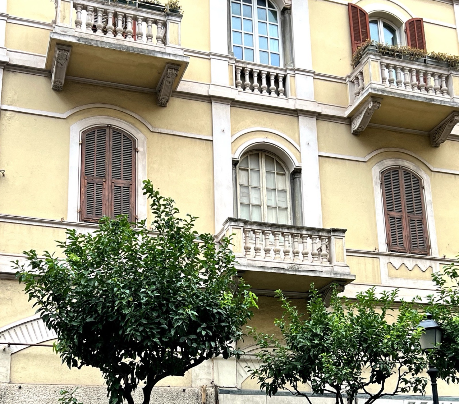 La facciata del palazzo di Via Mazzini ad Alassio